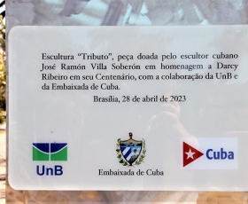 Escultura "Tributo" em homenagem à Darcy Ribeiro, pelo artista cubano José Villa Soberón